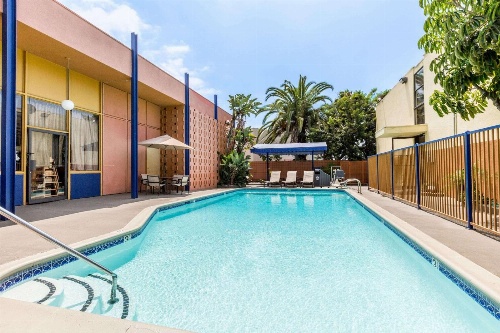 Days Inn by Wyndham Los Angeles LAX/VeniceBch/Marina DelRay image 1